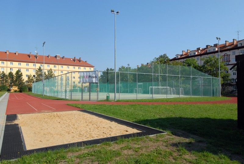 Až v roce 2060, u příležitosti stého výročí založení 21. základní školy na Slovanech, otevřou její budoucí žáci a učitelé časovou schránku, která byla v pátek (30.8.2013) dopoledne slavnostně zapečetěna při oficiálním zahájení provozu nových prostor místní školní družiny. Časová kapsle bude uložena v prostorách nového planetária v Techmnánii. „Jsou zde uloženy například osobní dopisy, fotografie či obrázky tříd, učitelů, školy a také osobností spojených s naší školou. Jedním z artefaktů je například mince z roku 1960, kdy byla naše škola otevřena. K tomuto kroku jsme se rozhodli z několika důvodů. Jedním z nich je odkaz pro příští generace žáků, dalším pak podpora Plzně jako Evropského hlavního města kultury v roce 2015,“ říká ředitel školy Martin Prokop. Významné události v historii školy se za město zúčastnili primátor Martin Baxa a radní pro oblast školství Irena Rottová.