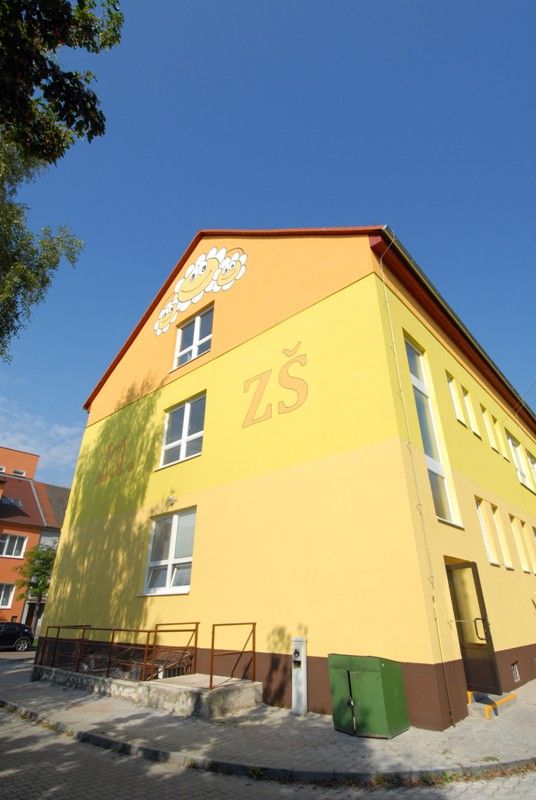 Až v roce 2060, u příležitosti stého výročí založení 21. základní školy na Slovanech, otevřou její budoucí žáci a učitelé časovou schránku, která byla v pátek (30.8.2013) dopoledne slavnostně zapečetěna při oficiálním zahájení provozu nových prostor místní školní družiny. Časová kapsle bude uložena v prostorách nového planetária v Techmnánii. „Jsou zde uloženy například osobní dopisy, fotografie či obrázky tříd, učitelů, školy a také osobností spojených s naší školou. Jedním z artefaktů je například mince z roku 1960, kdy byla naše škola otevřena. K tomuto kroku jsme se rozhodli z několika důvodů. Jedním z nich je odkaz pro příští generace žáků, dalším pak podpora Plzně jako Evropského hlavního města kultury v roce 2015,“ říká ředitel školy Martin Prokop. Významné události v historii školy se za město zúčastnili primátor Martin Baxa a radní pro oblast školství Irena Rottová.