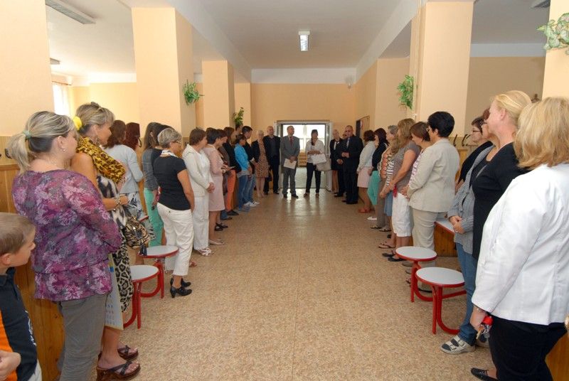 Až v roce 2060, u příležitosti stého výročí založení 21. základní školy na Slovanech, otevřou její budoucí žáci a učitelé časovou schránku, která byla v pátek (30.8.2013) dopoledne slavnostně zapečetěna při oficiálním zahájení provozu nových prostor místní školní družiny. Časová kapsle bude uložena v prostorách nového planetária v Techmnánii. „Jsou zde uloženy například osobní dopisy, fotografie či obrázky tříd, učitelů, školy a také osobností spojených s naší školou. Jedním z artefaktů je například mince z roku 1960, kdy byla naše škola otevřena. K tomuto kroku jsme se rozhodli z několika důvodů. Jedním z nich je odkaz pro příští generace žáků, dalším pak podpora Plzně jako Evropského hlavního města kultury v roce 2015,“ říká ředitel školy Martin Prokop. Významné události v historii školy se za město zúčastnili primátor Martin Baxa a radní pro oblast školství Irena Rottová.