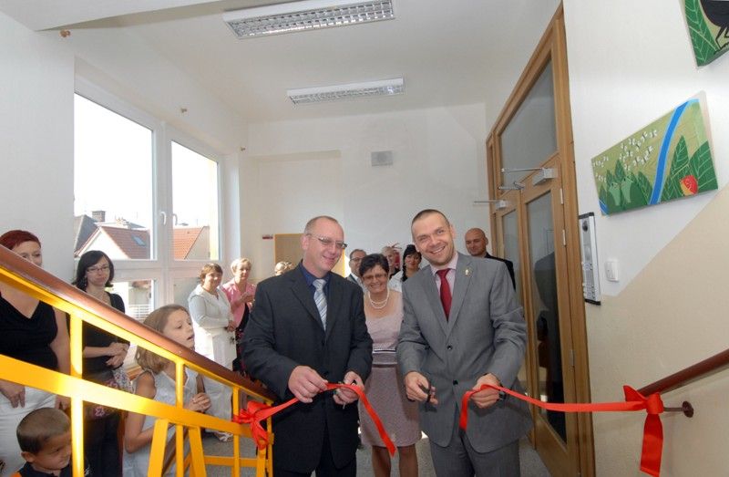 Až v roce 2060, u příležitosti stého výročí založení 21. základní školy na Slovanech, otevřou její budoucí žáci a učitelé časovou schránku, která byla v pátek (30.8.2013) dopoledne slavnostně zapečetěna při oficiálním zahájení provozu nových prostor místní školní družiny. Časová kapsle bude uložena v prostorách nového planetária v Techmnánii. „Jsou zde uloženy například osobní dopisy, fotografie či obrázky tříd, učitelů, školy a také osobností spojených s naší školou. Jedním z artefaktů je například mince z roku 1960, kdy byla naše škola otevřena. K tomuto kroku jsme se rozhodli z několika důvodů. Jedním z nich je odkaz pro příští generace žáků, dalším pak podpora Plzně jako Evropského hlavního města kultury v roce 2015,“ říká ředitel školy Martin Prokop. Významné události v historii školy se za město zúčastnili primátor Martin Baxa a radní pro oblast školství Irena Rottová.