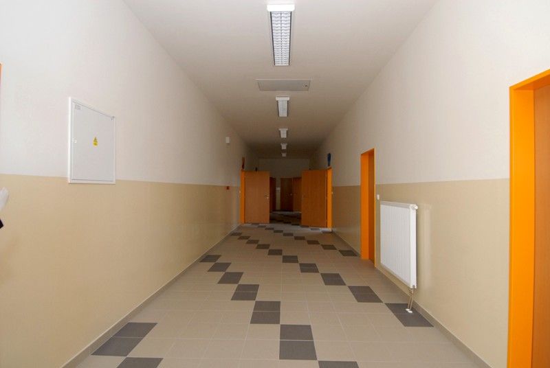 Až v roce 2060, u příležitosti stého výročí založení 21. základní školy na Slovanech, otevřou její budoucí žáci a učitelé časovou schránku, která byla v pátek (30.8.2013) dopoledne slavnostně zapečetěna při oficiálním zahájení provozu nových prostor místní školní družiny. Časová kapsle bude uložena v prostorách nového planetária v Techmnánii. „Jsou zde uloženy například osobní dopisy, fotografie či obrázky tříd, učitelů, školy a také osobností spojených s naší školou. Jedním z artefaktů je například mince z roku 1960, kdy byla naše škola otevřena. K tomuto kroku jsme se rozhodli z několika důvodů. Jedním z nich je odkaz pro příští generace žáků, dalším pak podpora Plzně jako Evropského hlavního města kultury v roce 2015,“ říká ředitel školy Martin Prokop. Významné události v historii školy se za město zúčastnili primátor Martin Baxa a radní pro oblast školství Irena Rottová.