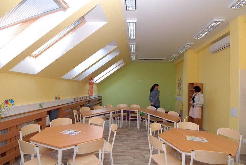 Až v roce 2060, u příležitosti stého výročí založení 21. základní školy na Slovanech, otevřou její budoucí žáci a učitelé časovou schránku, která byla v pátek (30.8.2013) dopoledne slavnostně zapečetěna při oficiálním zahájení provozu nových prostor místní školní družiny. Časová kapsle bude uložena v prostorách nového planetária v Techmnánii. „Jsou zde uloženy například osobní dopisy, fotografie či obrázky tříd, učitelů, školy a také osobností spojených s naší školou. Jedním z artefaktů je například mince z roku 1960, kdy byla naše škola otevřena. K tomuto kroku jsme se rozhodli z několika důvodů. Jedním z nich je odkaz pro příští generace žáků, dalším pak podpora Plzně jako Evropského hlavního města kultury v roce 2015,“ říká ředitel školy Martin Prokop. Významné události v historii školy se za město zúčastnili primátor Martin Baxa a radní pro oblast školství Irena Rottová.