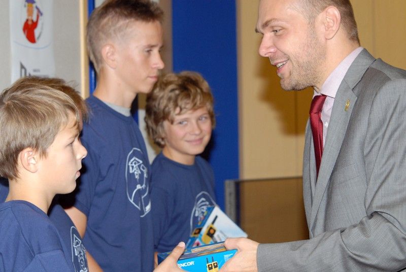 Montáž elektromagnetického semaforu, vyhledávaní skrytého vysílače pomocí směrových antén i výrobu elektrické energie na spinningovém kole si mohli v průběhu uplynulých pěti dní v laboratořích elektrotechnické fakulty vyzkoušet účastníci dětské univerzity JuniorFEL. Celkem šedesát mladých techniků se tak na půdě Západočeské univerzity mohlo seznámit s moderní elektronikou a elektrotechnikou a provádět pokusy, ke kterým by jinak neměli přístup. Slavnostní zakončení celé akce se uskutečnilo (30.8.2013) v akademickém stylu - formou promoce. Nechyběla fanfára, vrchní představitelé fakulty v talárech ani diplomy. Nejúspěšnější absolventi dětské univerzity navíc získali věcné ceny. Jedním z předávajících byl vedle rektorky Ilony Mauritzové primátor Martin Baxa.