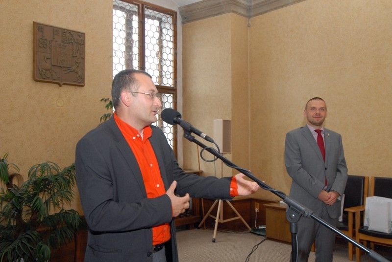Po pravěku, středověku a 60. letech strávili předposlední den letního česko-německého tábora TANDEM jeho účastníci mimo své obvyklé zázemí - v Kořeni u Plané u Mariánských lázní. Společně si prohlédli centrum města Plzně. Při zastávce v historické budově radnice (30.8.2013) se setkali s primátorem Martinem Baxou.