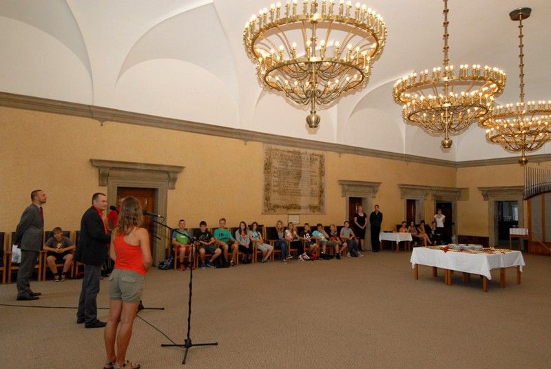 Po pravěku, středověku a 60. letech strávili předposlední den letního česko-německého tábora TANDEM jeho účastníci mimo své obvyklé zázemí - v Kořeni u Plané u Mariánských lázní. Společně si prohlédli centrum města Plzně. Při zastávce v historické budově radnice (30.8.2013) se setkali s primátorem Martinem Baxou.