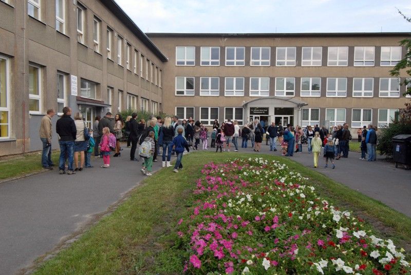Přestože letos školní rok nezačal 1., ale až 2. září, na všech plzeňských základních školách se zahajoval slavnostně. Největší zážitek to bezpochyby byl pro ty, kteří se jako žáci jedné z nich do nového prostředí vydali vůbec poprvé. (foto: 14. ZŠ; Z. Kubalová, 2.9.2013)