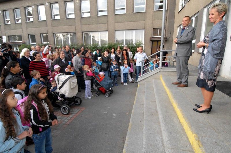 Přestože letos školní rok nezačal 1., ale až 2. září, na všech plzeňských základních školách se zahajoval slavnostně. Největší zážitek to bezpochyby byl pro ty, kteří se jako žáci jedné z nich do nového prostředí vydali vůbec poprvé. (foto: 14. ZŠ; Z. Kubalová, 2.9.2013)
