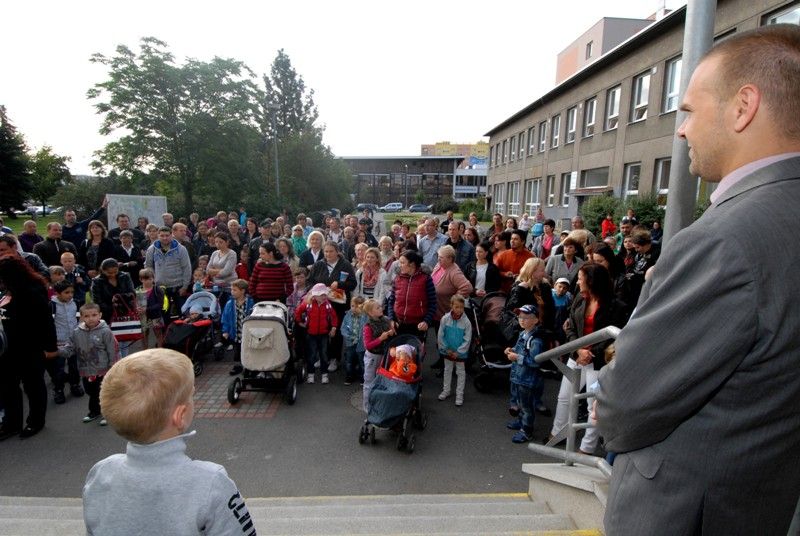 Přestože letos školní rok nezačal 1., ale až 2. září, na všech plzeňských základních školách se zahajoval slavnostně. Největší zážitek to bezpochyby byl pro ty, kteří se jako žáci jedné z nich do nového prostředí vydali vůbec poprvé. (foto: 14. ZŠ; Z. Kubalová, 2.9.2013)
