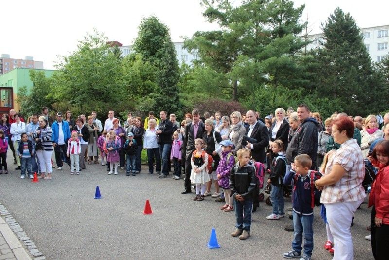Přestože letos školní rok nezačal 1., ale až 2. září, na všech plzeňských základních školách se zahajoval slavnostně. Největší zážitek to bezpochyby byl pro ty, kteří se jako žáci jedné z nich do nového prostředí vydali vůbec poprvé. (foto: 14. ZŠ; Z. Kubalová, 2.9.2013)