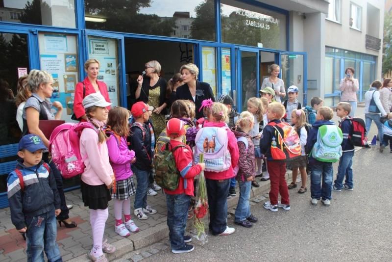 Přestože letos školní rok nezačal 1., ale až 2. září, na všech plzeňských základních školách se zahajoval slavnostně. Největší zážitek to bezpochyby byl pro ty, kteří se jako žáci jedné z nich do nového prostředí vydali vůbec poprvé. (foto: 14. ZŠ; Z. Kubalová, 2.9.2013)
