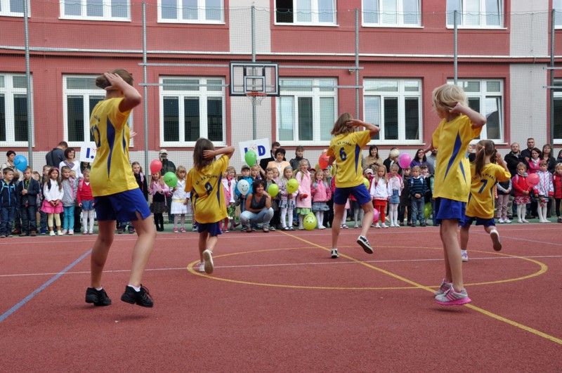 Přestože letos školní rok nezačal 1., ale až 2. září, na všech plzeňských základních školách se zahajoval slavnostně. Největší zážitek to bezpochyby byl pro ty, kteří se jako žáci jedné z nich do nového prostředí vydali vůbec poprvé. (foto: 14. ZŠ; Z. Kubalová, 2.9.2013)