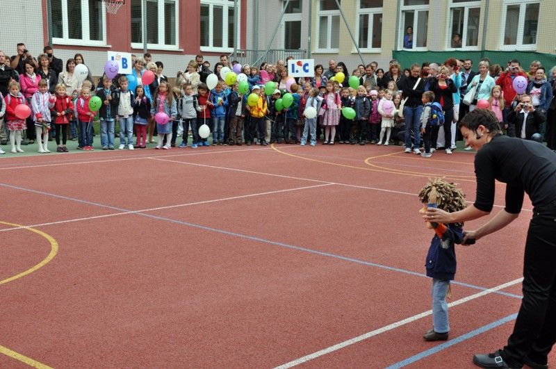 Přestože letos školní rok nezačal 1., ale až 2. září, na všech plzeňských základních školách se zahajoval slavnostně. Největší zážitek to bezpochyby byl pro ty, kteří se jako žáci jedné z nich do nového prostředí vydali vůbec poprvé. (foto: 14. ZŠ; Z. Kubalová, 2.9.2013)