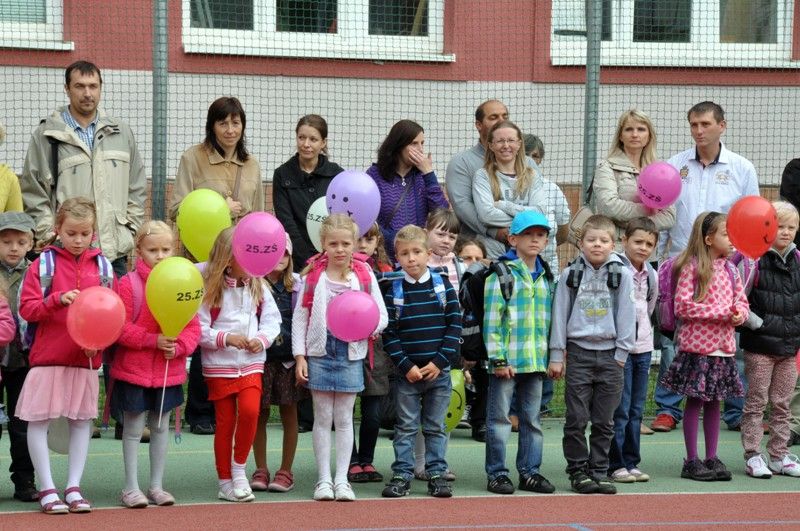 Přestože letos školní rok nezačal 1., ale až 2. září, na všech plzeňských základních školách se zahajoval slavnostně. Největší zážitek to bezpochyby byl pro ty, kteří se jako žáci jedné z nich do nového prostředí vydali vůbec poprvé. (foto: 14. ZŠ; Z. Kubalová, 2.9.2013)
