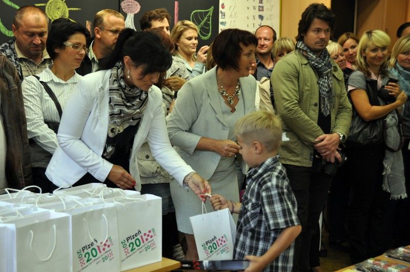 Přestože letos školní rok nezačal 1., ale až 2. září, na všech plzeňských základních školách se zahajoval slavnostně. Největší zážitek to bezpochyby byl pro ty, kteří se jako žáci jedné z nich do nového prostředí vydali vůbec poprvé. (foto: 14. ZŠ; Z. Kubalová, 2.9.2013)