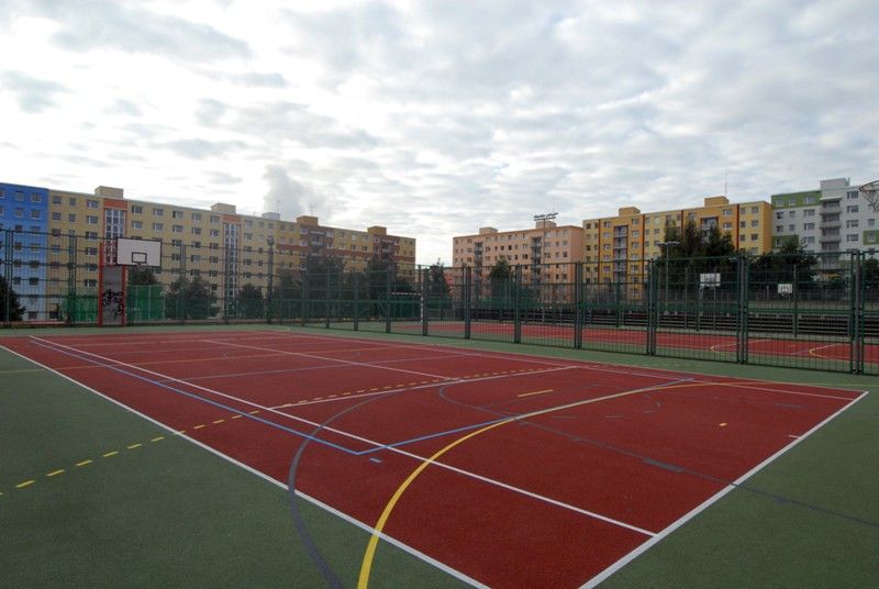 Sportovním dnem 4.9.2013 oslavili žáci 34. základní školy na Lochotíně otevření zrekonstruovaného venkovního areálu. Dvě hřiště získaly nový povrch. Navíc přibyla další dvě úplně nová sportoviště a dvě stě metrů dlouhý atletický ovál se sektory pro vrh koulí, skok do dálky a skok do výšky. Uprostřed něj vzniklo zázemí pro malou kopanou s umělým trávníkem. Rekonstrukci sportovního areálu, který je volně přístupný nejen školákům, ale i veřejnosti, financovalo ze svého rozpočtu město Plzeň. V průběhu několika let zde investovalo necelých 15 milionů korun. Slavnostního otevření se zúčastnila také radní pro oblast školství Irena Rottová.