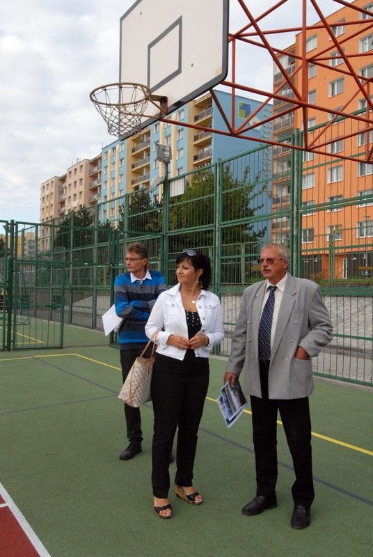Sportovním dnem 4.9.2013 oslavili žáci 34. základní školy na Lochotíně otevření zrekonstruovaného venkovního areálu. Dvě hřiště získaly nový povrch. Navíc přibyla další dvě úplně nová sportoviště a dvě stě metrů dlouhý atletický ovál se sektory pro vrh koulí, skok do dálky a skok do výšky. Uprostřed něj vzniklo zázemí pro malou kopanou s umělým trávníkem. Rekonstrukci sportovního areálu, který je volně přístupný nejen školákům, ale i veřejnosti, financovalo ze svého rozpočtu město Plzeň. V průběhu několika let zde investovalo necelých 15 milionů korun. Slavnostního otevření se zúčastnila také radní pro oblast školství Irena Rottová.