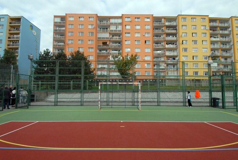 Sportovním dnem 4.9.2013 oslavili žáci 34. základní školy na Lochotíně otevření zrekonstruovaného venkovního areálu. Dvě hřiště získaly nový povrch. Navíc přibyla další dvě úplně nová sportoviště a dvě stě metrů dlouhý atletický ovál se sektory pro vrh koulí, skok do dálky a skok do výšky. Uprostřed něj vzniklo zázemí pro malou kopanou s umělým trávníkem. Rekonstrukci sportovního areálu, který je volně přístupný nejen školákům, ale i veřejnosti, financovalo ze svého rozpočtu město Plzeň. V průběhu několika let zde investovalo necelých 15 milionů korun. Slavnostního otevření se zúčastnila také radní pro oblast školství Irena Rottová.