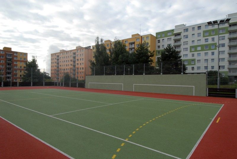 Sportovním dnem 4.9.2013 oslavili žáci 34. základní školy na Lochotíně otevření zrekonstruovaného venkovního areálu. Dvě hřiště získaly nový povrch. Navíc přibyla další dvě úplně nová sportoviště a dvě stě metrů dlouhý atletický ovál se sektory pro vrh koulí, skok do dálky a skok do výšky. Uprostřed něj vzniklo zázemí pro malou kopanou s umělým trávníkem. Rekonstrukci sportovního areálu, který je volně přístupný nejen školákům, ale i veřejnosti, financovalo ze svého rozpočtu město Plzeň. V průběhu několika let zde investovalo necelých 15 milionů korun. Slavnostního otevření se zúčastnila také radní pro oblast školství Irena Rottová.