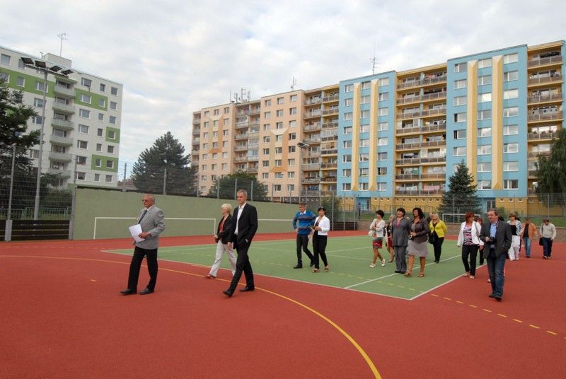 Sportovním dnem 4.9.2013 oslavili žáci 34. základní školy na Lochotíně otevření zrekonstruovaného venkovního areálu. Dvě hřiště získaly nový povrch. Navíc přibyla další dvě úplně nová sportoviště a dvě stě metrů dlouhý atletický ovál se sektory pro vrh koulí, skok do dálky a skok do výšky. Uprostřed něj vzniklo zázemí pro malou kopanou s umělým trávníkem. Rekonstrukci sportovního areálu, který je volně přístupný nejen školákům, ale i veřejnosti, financovalo ze svého rozpočtu město Plzeň. V průběhu několika let zde investovalo necelých 15 milionů korun. Slavnostního otevření se zúčastnila také radní pro oblast školství Irena Rottová.