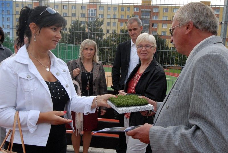 Sportovním dnem 4.9.2013 oslavili žáci 34. základní školy na Lochotíně otevření zrekonstruovaného venkovního areálu. Dvě hřiště získaly nový povrch. Navíc přibyla další dvě úplně nová sportoviště a dvě stě metrů dlouhý atletický ovál se sektory pro vrh koulí, skok do dálky a skok do výšky. Uprostřed něj vzniklo zázemí pro malou kopanou s umělým trávníkem. Rekonstrukci sportovního areálu, který je volně přístupný nejen školákům, ale i veřejnosti, financovalo ze svého rozpočtu město Plzeň. V průběhu několika let zde investovalo necelých 15 milionů korun. Slavnostního otevření se zúčastnila také radní pro oblast školství Irena Rottová.