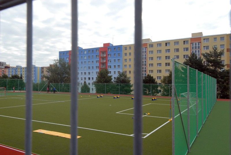 Sportovním dnem 4.9.2013 oslavili žáci 34. základní školy na Lochotíně otevření zrekonstruovaného venkovního areálu. Dvě hřiště získaly nový povrch. Navíc přibyla další dvě úplně nová sportoviště a dvě stě metrů dlouhý atletický ovál se sektory pro vrh koulí, skok do dálky a skok do výšky. Uprostřed něj vzniklo zázemí pro malou kopanou s umělým trávníkem. Rekonstrukci sportovního areálu, který je volně přístupný nejen školákům, ale i veřejnosti, financovalo ze svého rozpočtu město Plzeň. V průběhu několika let zde investovalo necelých 15 milionů korun. Slavnostního otevření se zúčastnila také radní pro oblast školství Irena Rottová.