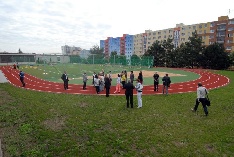Sportovním dnem 4.9.2013 oslavili žáci 34. základní školy na Lochotíně otevření zrekonstruovaného venkovního areálu. Dvě hřiště získaly nový povrch. Navíc přibyla další dvě úplně nová sportoviště a dvě stě metrů dlouhý atletický ovál se sektory pro vrh koulí, skok do dálky a skok do výšky. Uprostřed něj vzniklo zázemí pro malou kopanou s umělým trávníkem. Rekonstrukci sportovního areálu, který je volně přístupný nejen školákům, ale i veřejnosti, financovalo ze svého rozpočtu město Plzeň. V průběhu několika let zde investovalo necelých 15 milionů korun. Slavnostního otevření se zúčastnila také radní pro oblast školství Irena Rottová.