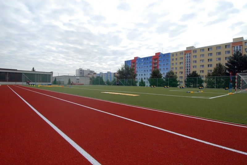 Sportovním dnem 4.9.2013 oslavili žáci 34. základní školy na Lochotíně otevření zrekonstruovaného venkovního areálu. Dvě hřiště získaly nový povrch. Navíc přibyla další dvě úplně nová sportoviště a dvě stě metrů dlouhý atletický ovál se sektory pro vrh koulí, skok do dálky a skok do výšky. Uprostřed něj vzniklo zázemí pro malou kopanou s umělým trávníkem. Rekonstrukci sportovního areálu, který je volně přístupný nejen školákům, ale i veřejnosti, financovalo ze svého rozpočtu město Plzeň. V průběhu několika let zde investovalo necelých 15 milionů korun. Slavnostního otevření se zúčastnila také radní pro oblast školství Irena Rottová.