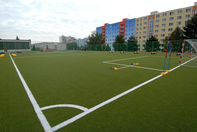 Sportovním dnem 4.9.2013 oslavili žáci 34. základní školy na Lochotíně otevření zrekonstruovaného venkovního areálu. Dvě hřiště získaly nový povrch. Navíc přibyla další dvě úplně nová sportoviště a dvě stě metrů dlouhý atletický ovál se sektory pro vrh koulí, skok do dálky a skok do výšky. Uprostřed něj vzniklo zázemí pro malou kopanou s umělým trávníkem. Rekonstrukci sportovního areálu, který je volně přístupný nejen školákům, ale i veřejnosti, financovalo ze svého rozpočtu město Plzeň. V průběhu několika let zde investovalo necelých 15 milionů korun. Slavnostního otevření se zúčastnila také radní pro oblast školství Irena Rottová.
