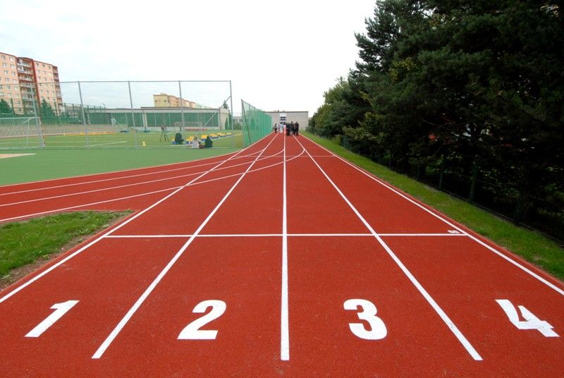 Sportovním dnem 4.9.2013 oslavili žáci 34. základní školy na Lochotíně otevření zrekonstruovaného venkovního areálu. Dvě hřiště získaly nový povrch. Navíc přibyla další dvě úplně nová sportoviště a dvě stě metrů dlouhý atletický ovál se sektory pro vrh koulí, skok do dálky a skok do výšky. Uprostřed něj vzniklo zázemí pro malou kopanou s umělým trávníkem. Rekonstrukci sportovního areálu, který je volně přístupný nejen školákům, ale i veřejnosti, financovalo ze svého rozpočtu město Plzeň. V průběhu několika let zde investovalo necelých 15 milionů korun. Slavnostního otevření se zúčastnila také radní pro oblast školství Irena Rottová.