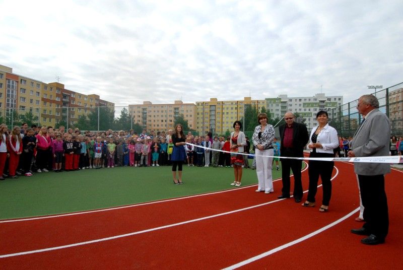 Sportovním dnem 4.9.2013 oslavili žáci 34. základní školy na Lochotíně otevření zrekonstruovaného venkovního areálu. Dvě hřiště získaly nový povrch. Navíc přibyla další dvě úplně nová sportoviště a dvě stě metrů dlouhý atletický ovál se sektory pro vrh koulí, skok do dálky a skok do výšky. Uprostřed něj vzniklo zázemí pro malou kopanou s umělým trávníkem. Rekonstrukci sportovního areálu, který je volně přístupný nejen školákům, ale i veřejnosti, financovalo ze svého rozpočtu město Plzeň. V průběhu několika let zde investovalo necelých 15 milionů korun. Slavnostního otevření se zúčastnila také radní pro oblast školství Irena Rottová.