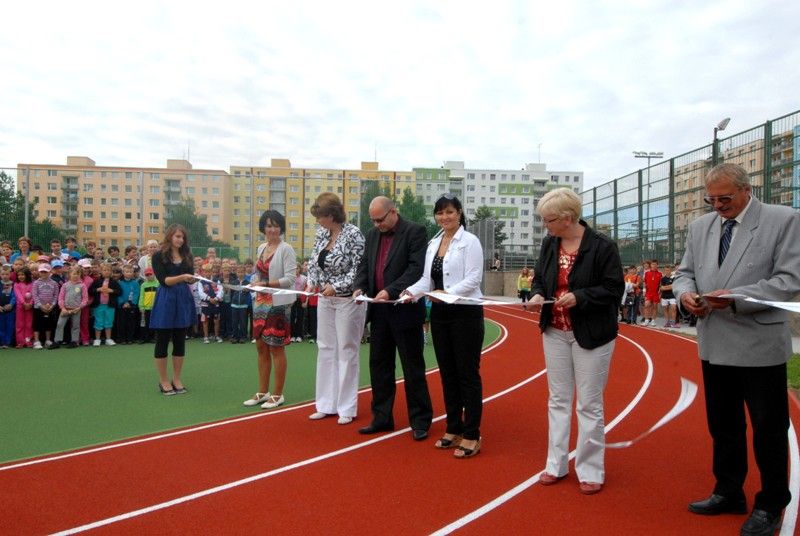 Sportovním dnem 4.9.2013 oslavili žáci 34. základní školy na Lochotíně otevření zrekonstruovaného venkovního areálu. Dvě hřiště získaly nový povrch. Navíc přibyla další dvě úplně nová sportoviště a dvě stě metrů dlouhý atletický ovál se sektory pro vrh koulí, skok do dálky a skok do výšky. Uprostřed něj vzniklo zázemí pro malou kopanou s umělým trávníkem. Rekonstrukci sportovního areálu, který je volně přístupný nejen školákům, ale i veřejnosti, financovalo ze svého rozpočtu město Plzeň. V průběhu několika let zde investovalo necelých 15 milionů korun. Slavnostního otevření se zúčastnila také radní pro oblast školství Irena Rottová.