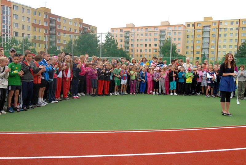 Sportovním dnem 4.9.2013 oslavili žáci 34. základní školy na Lochotíně otevření zrekonstruovaného venkovního areálu. Dvě hřiště získaly nový povrch. Navíc přibyla další dvě úplně nová sportoviště a dvě stě metrů dlouhý atletický ovál se sektory pro vrh koulí, skok do dálky a skok do výšky. Uprostřed něj vzniklo zázemí pro malou kopanou s umělým trávníkem. Rekonstrukci sportovního areálu, který je volně přístupný nejen školákům, ale i veřejnosti, financovalo ze svého rozpočtu město Plzeň. V průběhu několika let zde investovalo necelých 15 milionů korun. Slavnostního otevření se zúčastnila také radní pro oblast školství Irena Rottová.