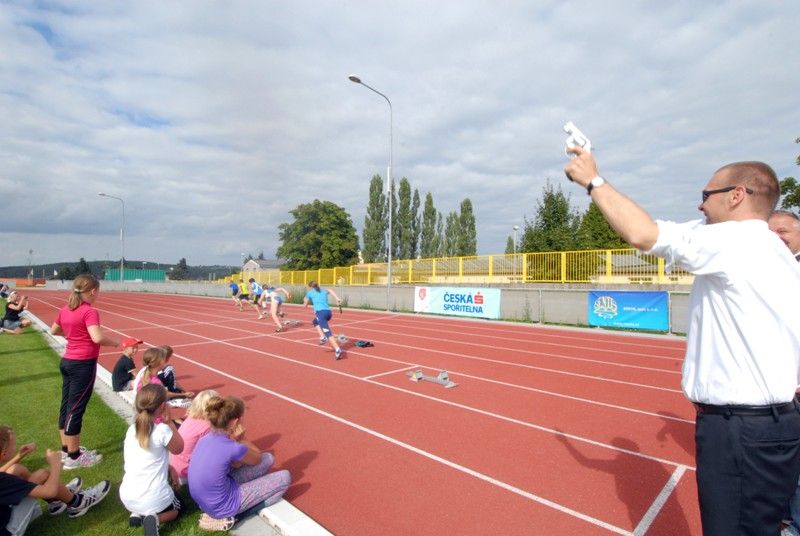 Ženskému závodu letošního 4. ročníku Plzeňské tyčky dominovala rodačka z Plzně Jiřina Svobodová, loňská mistryně Evropy a osmá z letošního světového šampionátu v Moskvě. Nastoupila na výšce 435 cm, při které skončila Romana Maláčová kvůli problémům se zadním stehenním svalem. Jiřina Ptáčníková suverénně překonala výšku 476 cm a stala se nejen vítězkou Plzeňské tyčky, ale i držitelkou nového českého rekordu. Letošní Plzeňská tyčka s podtitulem Setkání atletických hvězd s mládeží se poprvé konala na novém atletickém stadionu ve Skvrňanech (4.9.2013). Začala dětskou atletikou, při které si nejmenší sportovci mohli vyzkoušet řadu disciplín. Štafetu na 4 x 60 metrů odstartoval primátor Martin Baxa, který se ujal i zahájení následující exhibice české tyčkařské špičky.