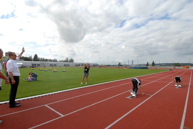 Ženskému závodu letošního 4. ročníku Plzeňské tyčky dominovala rodačka z Plzně Jiřina Svobodová, loňská mistryně Evropy a osmá z letošního světového šampionátu v Moskvě. Nastoupila na výšce 435 cm, při které skončila Romana Maláčová kvůli problémům se zadním stehenním svalem. Jiřina Ptáčníková suverénně překonala výšku 476 cm a stala se nejen vítězkou Plzeňské tyčky, ale i držitelkou nového českého rekordu. Letošní Plzeňská tyčka s podtitulem Setkání atletických hvězd s mládeží se poprvé konala na novém atletickém stadionu ve Skvrňanech (4.9.2013). Začala dětskou atletikou, při které si nejmenší sportovci mohli vyzkoušet řadu disciplín. Štafetu na 4 x 60 metrů odstartoval primátor Martin Baxa, který se ujal i zahájení následující exhibice české tyčkařské špičky.