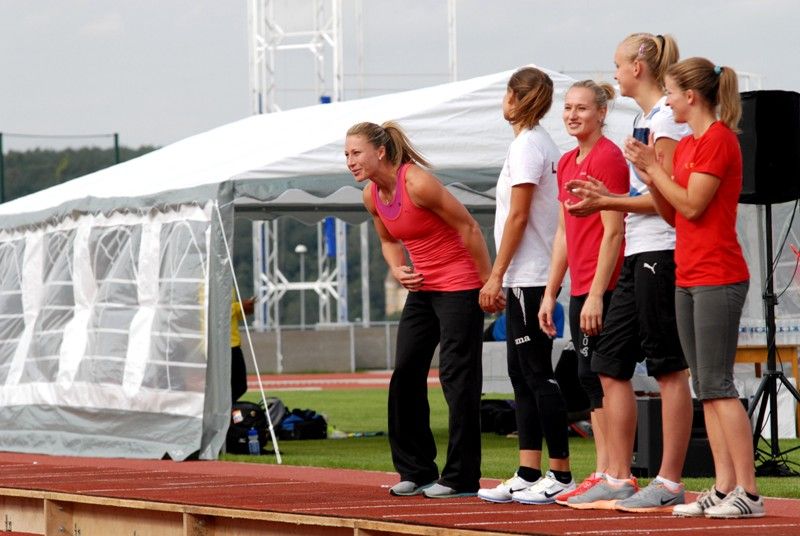 Ženskému závodu letošního 4. ročníku Plzeňské tyčky dominovala rodačka z Plzně Jiřina Svobodová, loňská mistryně Evropy a osmá z letošního světového šampionátu v Moskvě. Nastoupila na výšce 435 cm, při které skončila Romana Maláčová kvůli problémům se zadním stehenním svalem. Jiřina Ptáčníková suverénně překonala výšku 476 cm a stala se nejen vítězkou Plzeňské tyčky, ale i držitelkou nového českého rekordu. Letošní Plzeňská tyčka s podtitulem Setkání atletických hvězd s mládeží se poprvé konala na novém atletickém stadionu ve Skvrňanech (4.9.2013). Začala dětskou atletikou, při které si nejmenší sportovci mohli vyzkoušet řadu disciplín. Štafetu na 4 x 60 metrů odstartoval primátor Martin Baxa, který se ujal i zahájení následující exhibice české tyčkařské špičky.
