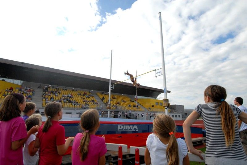 Ženskému závodu letošního 4. ročníku Plzeňské tyčky dominovala rodačka z Plzně Jiřina Svobodová, loňská mistryně Evropy a osmá z letošního světového šampionátu v Moskvě. Nastoupila na výšce 435 cm, při které skončila Romana Maláčová kvůli problémům se zadním stehenním svalem. Jiřina Ptáčníková suverénně překonala výšku 476 cm a stala se nejen vítězkou Plzeňské tyčky, ale i držitelkou nového českého rekordu. Letošní Plzeňská tyčka s podtitulem Setkání atletických hvězd s mládeží se poprvé konala na novém atletickém stadionu ve Skvrňanech (4.9.2013). Začala dětskou atletikou, při které si nejmenší sportovci mohli vyzkoušet řadu disciplín. Štafetu na 4 x 60 metrů odstartoval primátor Martin Baxa, který se ujal i zahájení následující exhibice české tyčkařské špičky.