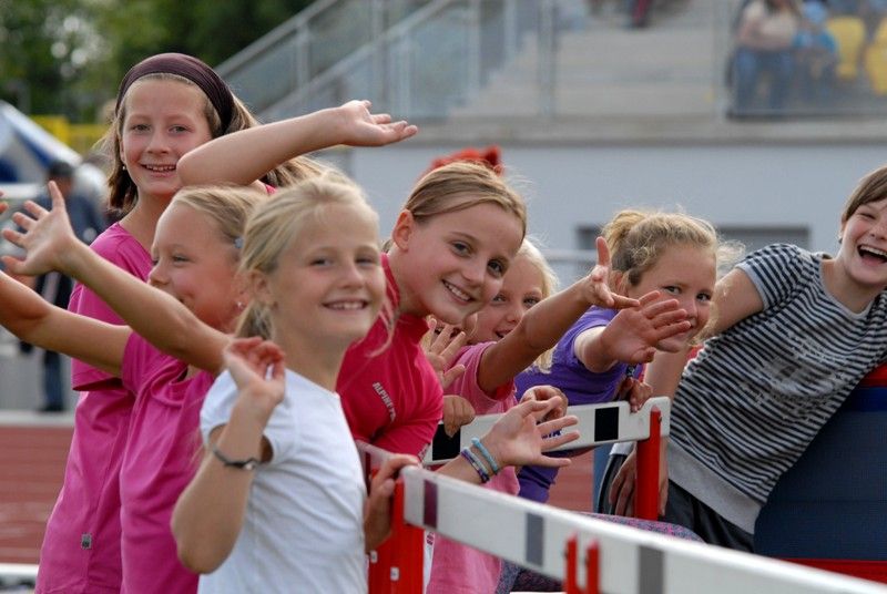Ženskému závodu letošního 4. ročníku Plzeňské tyčky dominovala rodačka z Plzně Jiřina Svobodová, loňská mistryně Evropy a osmá z letošního světového šampionátu v Moskvě. Nastoupila na výšce 435 cm, při které skončila Romana Maláčová kvůli problémům se zadním stehenním svalem. Jiřina Ptáčníková suverénně překonala výšku 476 cm a stala se nejen vítězkou Plzeňské tyčky, ale i držitelkou nového českého rekordu. Letošní Plzeňská tyčka s podtitulem Setkání atletických hvězd s mládeží se poprvé konala na novém atletickém stadionu ve Skvrňanech (4.9.2013). Začala dětskou atletikou, při které si nejmenší sportovci mohli vyzkoušet řadu disciplín. Štafetu na 4 x 60 metrů odstartoval primátor Martin Baxa, který se ujal i zahájení následující exhibice české tyčkařské špičky.