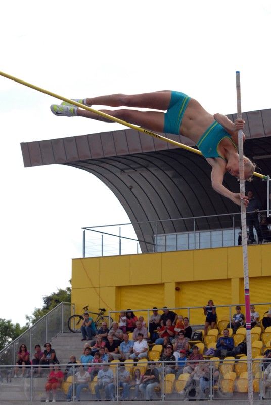 Ženskému závodu letošního 4. ročníku Plzeňské tyčky dominovala rodačka z Plzně Jiřina Svobodová, loňská mistryně Evropy a osmá z letošního světového šampionátu v Moskvě. Nastoupila na výšce 435 cm, při které skončila Romana Maláčová kvůli problémům se zadním stehenním svalem. Jiřina Ptáčníková suverénně překonala výšku 476 cm a stala se nejen vítězkou Plzeňské tyčky, ale i držitelkou nového českého rekordu. Letošní Plzeňská tyčka s podtitulem Setkání atletických hvězd s mládeží se poprvé konala na novém atletickém stadionu ve Skvrňanech (4.9.2013). Začala dětskou atletikou, při které si nejmenší sportovci mohli vyzkoušet řadu disciplín. Štafetu na 4 x 60 metrů odstartoval primátor Martin Baxa, který se ujal i zahájení následující exhibice české tyčkařské špičky.