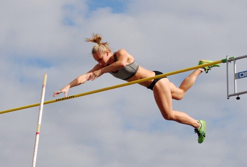 Ženskému závodu letošního 4. ročníku Plzeňské tyčky dominovala rodačka z Plzně Jiřina Svobodová, loňská mistryně Evropy a osmá z letošního světového šampionátu v Moskvě. Nastoupila na výšce 435 cm, při které skončila Romana Maláčová kvůli problémům se zadním stehenním svalem. Jiřina Ptáčníková suverénně překonala výšku 476 cm a stala se nejen vítězkou Plzeňské tyčky, ale i držitelkou nového českého rekordu. Letošní Plzeňská tyčka s podtitulem Setkání atletických hvězd s mládeží se poprvé konala na novém atletickém stadionu ve Skvrňanech (4.9.2013). Začala dětskou atletikou, při které si nejmenší sportovci mohli vyzkoušet řadu disciplín. Štafetu na 4 x 60 metrů odstartoval primátor Martin Baxa, který se ujal i zahájení následující exhibice české tyčkařské špičky.