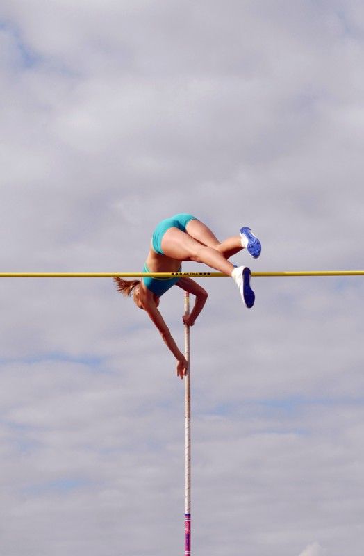 Ženskému závodu letošního 4. ročníku Plzeňské tyčky dominovala rodačka z Plzně Jiřina Svobodová, loňská mistryně Evropy a osmá z letošního světového šampionátu v Moskvě. Nastoupila na výšce 435 cm, při které skončila Romana Maláčová kvůli problémům se zadním stehenním svalem. Jiřina Ptáčníková suverénně překonala výšku 476 cm a stala se nejen vítězkou Plzeňské tyčky, ale i držitelkou nového českého rekordu. Letošní Plzeňská tyčka s podtitulem Setkání atletických hvězd s mládeží se poprvé konala na novém atletickém stadionu ve Skvrňanech (4.9.2013). Začala dětskou atletikou, při které si nejmenší sportovci mohli vyzkoušet řadu disciplín. Štafetu na 4 x 60 metrů odstartoval primátor Martin Baxa, který se ujal i zahájení následující exhibice české tyčkařské špičky.