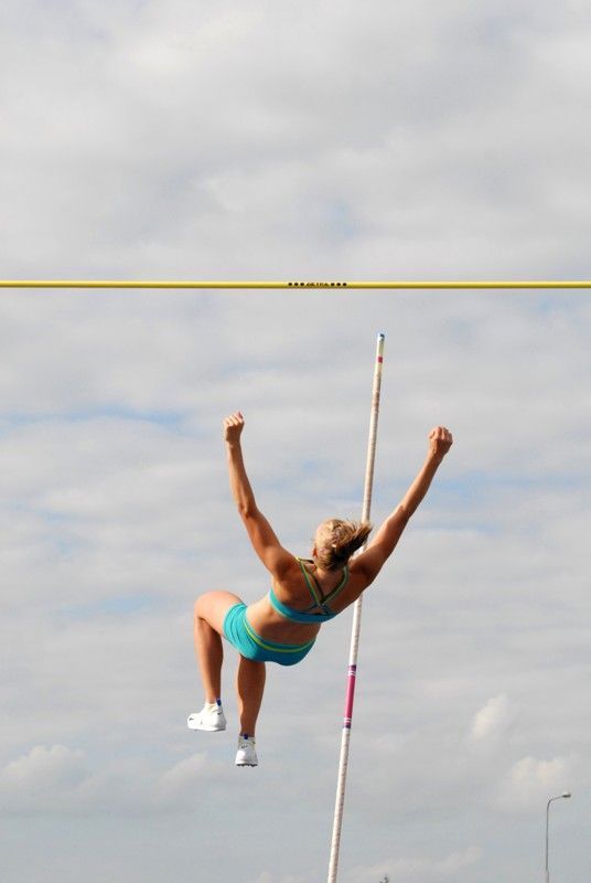 Ženskému závodu letošního 4. ročníku Plzeňské tyčky dominovala rodačka z Plzně Jiřina Svobodová, loňská mistryně Evropy a osmá z letošního světového šampionátu v Moskvě. Nastoupila na výšce 435 cm, při které skončila Romana Maláčová kvůli problémům se zadním stehenním svalem. Jiřina Ptáčníková suverénně překonala výšku 476 cm a stala se nejen vítězkou Plzeňské tyčky, ale i držitelkou nového českého rekordu. Letošní Plzeňská tyčka s podtitulem Setkání atletických hvězd s mládeží se poprvé konala na novém atletickém stadionu ve Skvrňanech (4.9.2013). Začala dětskou atletikou, při které si nejmenší sportovci mohli vyzkoušet řadu disciplín. Štafetu na 4 x 60 metrů odstartoval primátor Martin Baxa, který se ujal i zahájení následující exhibice české tyčkařské špičky.