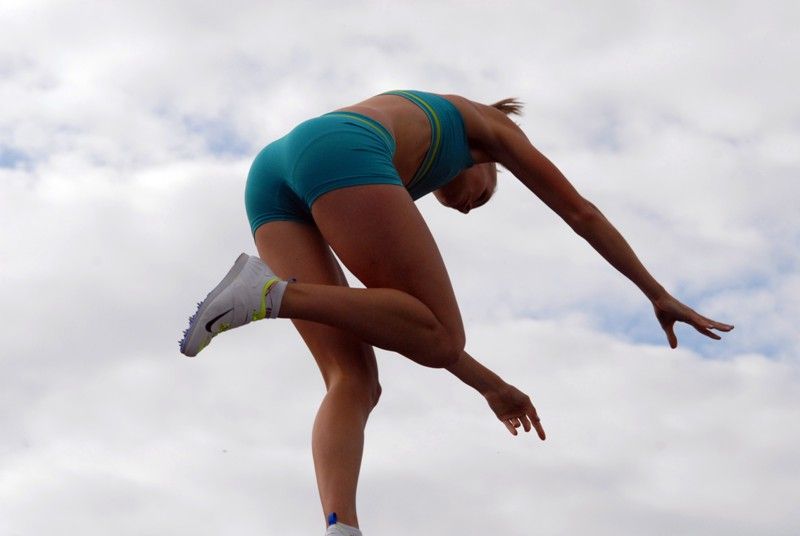 Ženskému závodu letošního 4. ročníku Plzeňské tyčky dominovala rodačka z Plzně Jiřina Svobodová, loňská mistryně Evropy a osmá z letošního světového šampionátu v Moskvě. Nastoupila na výšce 435 cm, při které skončila Romana Maláčová kvůli problémům se zadním stehenním svalem. Jiřina Ptáčníková suverénně překonala výšku 476 cm a stala se nejen vítězkou Plzeňské tyčky, ale i držitelkou nového českého rekordu. Letošní Plzeňská tyčka s podtitulem Setkání atletických hvězd s mládeží se poprvé konala na novém atletickém stadionu ve Skvrňanech (4.9.2013). Začala dětskou atletikou, při které si nejmenší sportovci mohli vyzkoušet řadu disciplín. Štafetu na 4 x 60 metrů odstartoval primátor Martin Baxa, který se ujal i zahájení následující exhibice české tyčkařské špičky.