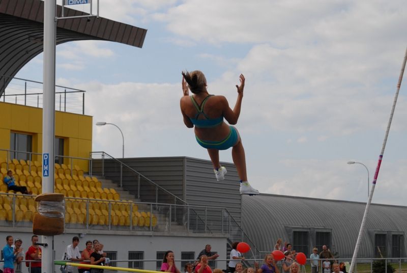 Ženskému závodu letošního 4. ročníku Plzeňské tyčky dominovala rodačka z Plzně Jiřina Svobodová, loňská mistryně Evropy a osmá z letošního světového šampionátu v Moskvě. Nastoupila na výšce 435 cm, při které skončila Romana Maláčová kvůli problémům se zadním stehenním svalem. Jiřina Ptáčníková suverénně překonala výšku 476 cm a stala se nejen vítězkou Plzeňské tyčky, ale i držitelkou nového českého rekordu. Letošní Plzeňská tyčka s podtitulem Setkání atletických hvězd s mládeží se poprvé konala na novém atletickém stadionu ve Skvrňanech (4.9.2013). Začala dětskou atletikou, při které si nejmenší sportovci mohli vyzkoušet řadu disciplín. Štafetu na 4 x 60 metrů odstartoval primátor Martin Baxa, který se ujal i zahájení následující exhibice české tyčkařské špičky.
