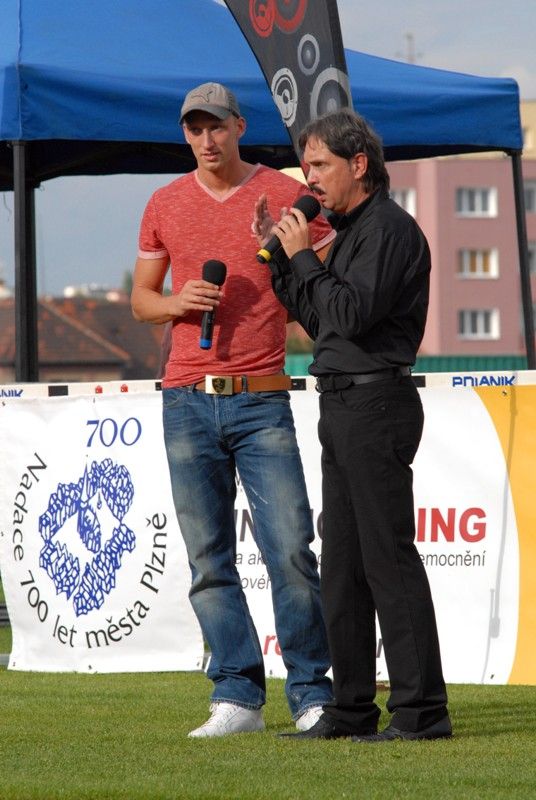 Ženskému závodu letošního 4. ročníku Plzeňské tyčky dominovala rodačka z Plzně Jiřina Svobodová, loňská mistryně Evropy a osmá z letošního světového šampionátu v Moskvě. Nastoupila na výšce 435 cm, při které skončila Romana Maláčová kvůli problémům se zadním stehenním svalem. Jiřina Ptáčníková suverénně překonala výšku 476 cm a stala se nejen vítězkou Plzeňské tyčky, ale i držitelkou nového českého rekordu. Letošní Plzeňská tyčka s podtitulem Setkání atletických hvězd s mládeží se poprvé konala na novém atletickém stadionu ve Skvrňanech (4.9.2013). Začala dětskou atletikou, při které si nejmenší sportovci mohli vyzkoušet řadu disciplín. Štafetu na 4 x 60 metrů odstartoval primátor Martin Baxa, který se ujal i zahájení následující exhibice české tyčkařské špičky.