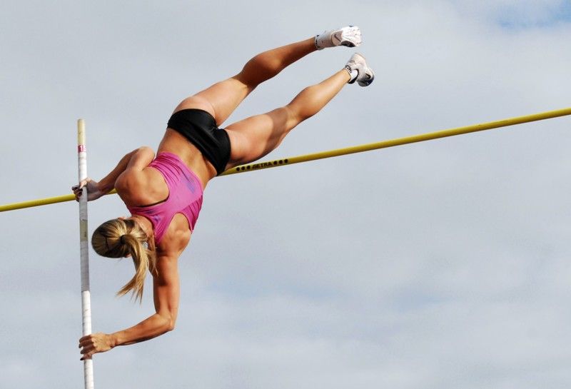 Ženskému závodu letošního 4. ročníku Plzeňské tyčky dominovala rodačka z Plzně Jiřina Svobodová, loňská mistryně Evropy a osmá z letošního světového šampionátu v Moskvě. Nastoupila na výšce 435 cm, při které skončila Romana Maláčová kvůli problémům se zadním stehenním svalem. Jiřina Ptáčníková suverénně překonala výšku 476 cm a stala se nejen vítězkou Plzeňské tyčky, ale i držitelkou nového českého rekordu. Letošní Plzeňská tyčka s podtitulem Setkání atletických hvězd s mládeží se poprvé konala na novém atletickém stadionu ve Skvrňanech (4.9.2013). Začala dětskou atletikou, při které si nejmenší sportovci mohli vyzkoušet řadu disciplín. Štafetu na 4 x 60 metrů odstartoval primátor Martin Baxa, který se ujal i zahájení následující exhibice české tyčkařské špičky.