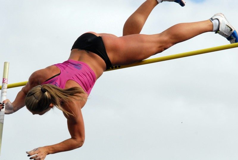 Ženskému závodu letošního 4. ročníku Plzeňské tyčky dominovala rodačka z Plzně Jiřina Svobodová, loňská mistryně Evropy a osmá z letošního světového šampionátu v Moskvě. Nastoupila na výšce 435 cm, při které skončila Romana Maláčová kvůli problémům se zadním stehenním svalem. Jiřina Ptáčníková suverénně překonala výšku 476 cm a stala se nejen vítězkou Plzeňské tyčky, ale i držitelkou nového českého rekordu. Letošní Plzeňská tyčka s podtitulem Setkání atletických hvězd s mládeží se poprvé konala na novém atletickém stadionu ve Skvrňanech (4.9.2013). Začala dětskou atletikou, při které si nejmenší sportovci mohli vyzkoušet řadu disciplín. Štafetu na 4 x 60 metrů odstartoval primátor Martin Baxa, který se ujal i zahájení následující exhibice české tyčkařské špičky.