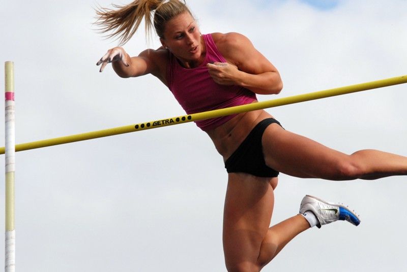 Ženskému závodu letošního 4. ročníku Plzeňské tyčky dominovala rodačka z Plzně Jiřina Svobodová, loňská mistryně Evropy a osmá z letošního světového šampionátu v Moskvě. Nastoupila na výšce 435 cm, při které skončila Romana Maláčová kvůli problémům se zadním stehenním svalem. Jiřina Ptáčníková suverénně překonala výšku 476 cm a stala se nejen vítězkou Plzeňské tyčky, ale i držitelkou nového českého rekordu. Letošní Plzeňská tyčka s podtitulem Setkání atletických hvězd s mládeží se poprvé konala na novém atletickém stadionu ve Skvrňanech (4.9.2013). Začala dětskou atletikou, při které si nejmenší sportovci mohli vyzkoušet řadu disciplín. Štafetu na 4 x 60 metrů odstartoval primátor Martin Baxa, který se ujal i zahájení následující exhibice české tyčkařské špičky.