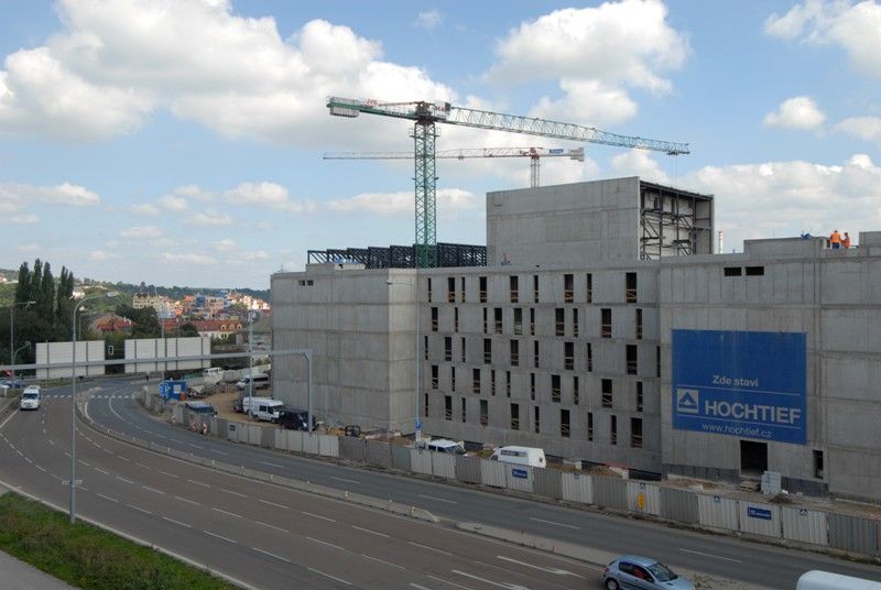 Stavba nové budovy divadla z OC Plaza (5.9.2013)