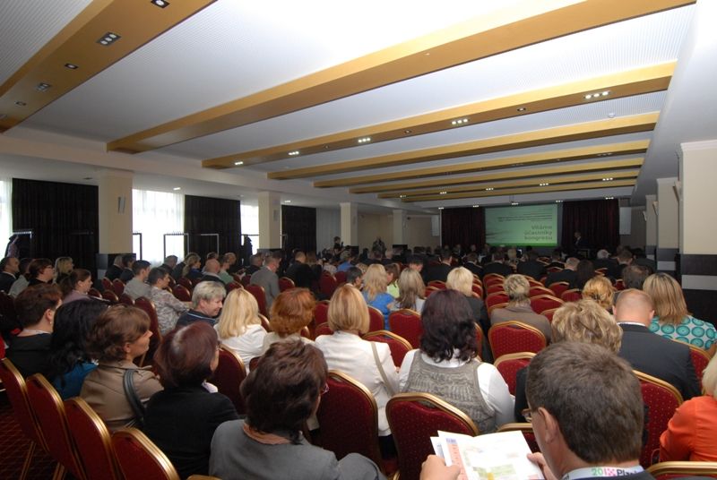 Multidisciplinární spolupráce v oblasti onkochirurgické péče je tématem 40. ročníku česko – slovenského chirurgického kongresu, který se společně s 6. kongresem chirurgie jater, žlučových cest a pankreatu koná od středy do pátku v plzeňském Parkhotelu. Vystoupí zde významní domácí i zahraniční odborníci. Slavnostního zahájení se za město zúčastnil primátor Martin Baxa, který zdůraznil, že kromě toho, že je Plzeň světově proslulá pivem, v současné době výborným fotbalem a do budoucna také kulturou na evropské úrovni, je zároveň městem, které významně podporuje rozvoj vědy na svém území. „Vedle výzkumných center, která připravuje Západočeská univerzita, považuji za obrovský přínos velké biomedicínské centrum, které pod záštitou profesora Třešky a jeho spolupracovníků vzniká v blízkosti lékařské fakulty. Věřím, že se podaří přivést vědce a odborníky i ze zahraničí a posílit význam vědy v našem městě,“ uvedl primátor. (foto: 11.9.2013)