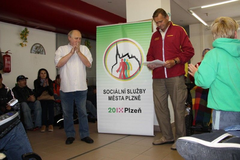 Na šest desítek zdravotně postižených amatérských sportovců a jejich asistentů se ve středu 11. září sešlo na armádní střelnici v Plzni - Lobzích na 3. ročníku střeleckého přeboru HANDICAP SHOOTING CUP 2013. Lidé s mentálním, smyslovým, tělesným i kombinovaným handicapem bez rozdílu věku se utkali ve střeleckých sportovních disciplínách. Novinkou oproti předchozím ročníkům byla účast nevidomých sportovců v disciplíně střelba z pistole na zvukový terč. Tato disciplína měla díky zastoupení organizace Tyfloservis na půdě armádní střelnice svoji premiéru. Ostatní závodníci poměřili své síly a přesnou mušku při střelbě ze vzduchové pistole, ze vzduchové pušky, z luku a kuše. Vždy tři nejlepší byli vyhodnoceni celkem v šesti kategoriích. Závod již tradičně pod záštitou radního města Plzně Jiřího Kuthana a ve spolupráci se Sportovně střeleckým klubem Dukla Plzeň uspořádal Odbor sociálních služeb Magistrátu města Plzně. (Foto: Odbor sociálních služeb MMP)